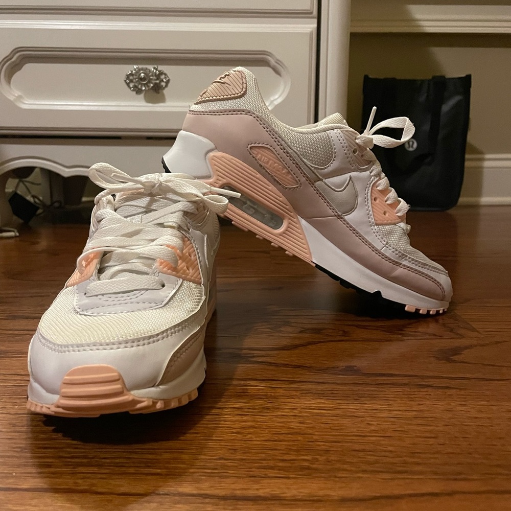 women nike pink and white 90s